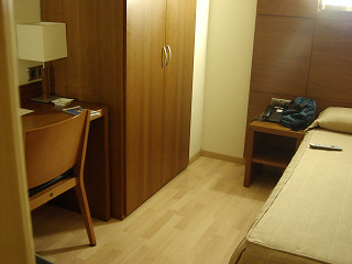 Hotel Via Augusta のベッドと机