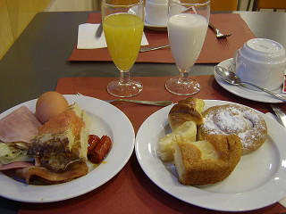 Hotel Via Augusta の最初の朝の朝食