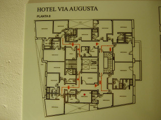 Hotel Via Augusta の８階（９階）避難経路